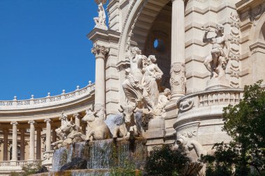 Palais Longchamp 'ın şatosu orta balkonlardan birinci göle ve ikincil havzaya bakıyordu. Palais Longchamp 1839 'da Marsilya Kanalı' nın inşasını kutlamak için kuruldu..