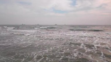 Kıbrıs 'ın Larnaka kentindeki Finikoudes plajında rüzgarlı bir günde dalgalar