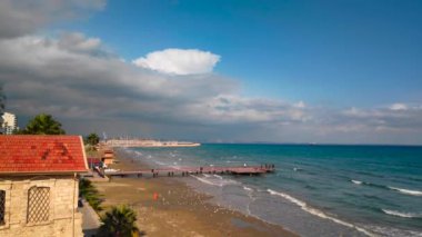 Larnaka Ortaçağ Kalesi 'nden Larnaka' daki Finikoudes plajının havadan görünüşü.
