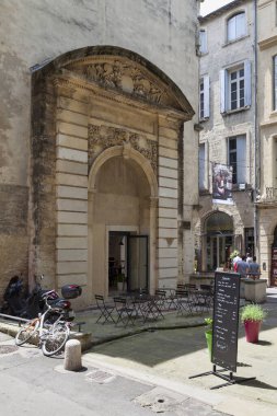 Montpellier, Fransa - Haziran 09 2018: The Porte d 'Isly, Notre-Dame Meydanı' nda yeniden inşa edilen Minimes kışlasının eski merkez kapısı..