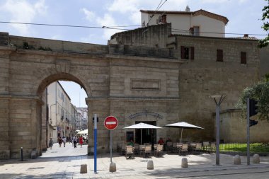 Montpellier, Fransa - Haziran 09 2018: Porte de la Blanquerie, Herault şehrinin eski surlarının kalıntısı, Rue de l 'universite ve Boulevard Louis Blanc' ın kavşağında yer almaktadır. Ayrıca 
