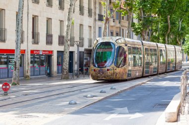 Montpellier, Fransa - Haziran 09 2018: Eski kasabayı hak eden 4b numaralı tramvay hattı.