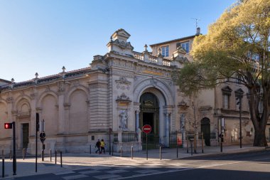 Nimes, Fransa - 21 Mart 2020: Jules Salles galerisi 1894 yılında açılan bir sanat galerisidir. Ressam Jules Salles tarafından yaptırılmış ve mimar Max Raphel tarafından inşa edilmiştir. Aynı yıl 5 Temmuz 'da memleketine bağışladı.