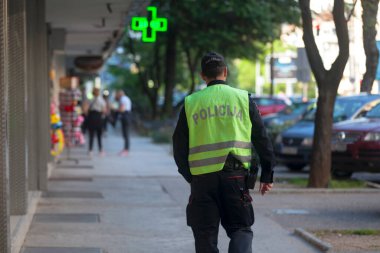 Podgorica, Karadağ - 20 Nisan 2019: Polis (Policija) sokakta yürüyor.