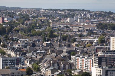Cherbourg 'daki Notre-Dame-du-Voeu kilisesinin hava manzarası, bugün Cherbourg-en-Cotentin' in bir parçası.. 