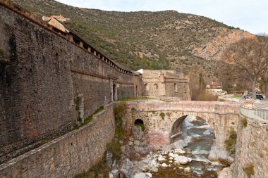 Occitanie bölgesindeki Pyrenees-Orientales departmanındaki Villefranche-de-Conflent köyünün güçlendirilmiş duvarları..