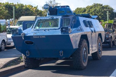 Saint-Denis, La Reunion - 14 Temmuz 2016: Bastille Günü geçit törenine birkaç dakika kala Blinde de Jandarma Mobile 'den zırhlı araç.