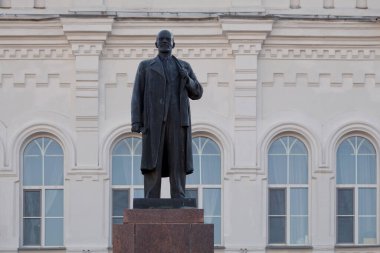 Omsk, Rusya - 17 Temmuz 2018: Omsk 'un merkezindeki Lenin Anıtı.