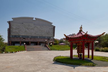 Ulan-Ude, Rusya - 29 Temmuz 2018: Buryat Akademik Tiyatrosu 'nun karşısındaki Budist dua çarkı. H. Namsaraeva.