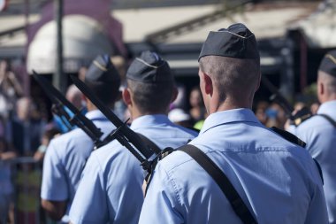 Jandarmalar, Bastille Günü 'nde süngülü makineli tüfekleriyle geçit yapıyorlar..