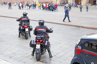 Bologna, İtalya - 02 Nisan 2019: Piazza Maggiore 'dan ayrılan motorsikletli iki jandarma motorcusu.
