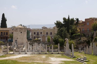 Atina, Yunanistan - 27 Nisan 2019: Roma forumunun kalıntıları ve Kırrhos 'lu Andronikos Horolojisi.