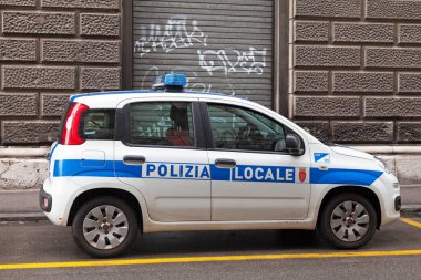 Trieste, İtalya - 08 Nisan 2019: Yerel polisin arabası (Polizia Locale) bir sokağa park edildi.