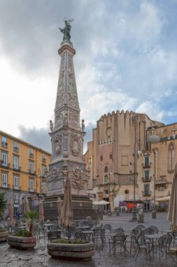 Napoli, İtalya - 19 Mart 2018: San Domenico Obelisk (San Domenico Kulesi), Napoli 'de Piazza San Domenico Maggiore' da bulunan bir heykeltraştır..