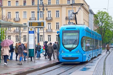 Zagreb, Hırvatistan - 12 Nisan 2019: Zagreb Ana İstasyonu karşısındaki istasyonda modern hat 2 tramvayı.