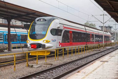 Zagreb, Hırvatistan - 12 Nisan 2019: HZ serisi 6112, Hırvat Demiryolları tarafından işletilen bir dizi düşük çözünürlüklü elektrikli tren..