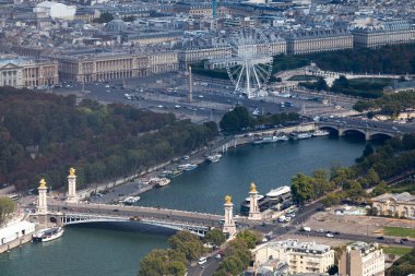 Paris 'in Pont Alexandre III ile şehri, Concorde Meydanı' ndaki Luxor Obelisk 'i ve Tuileries Bahçesi.,.