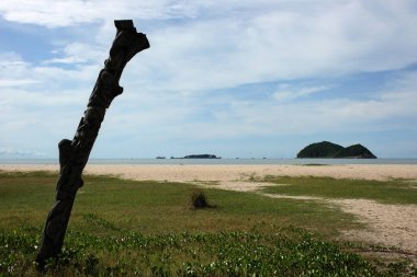 Songkhla 'daki Laem Samila' nın huzur dolu plajı turist bölgesinden çok uzakta..