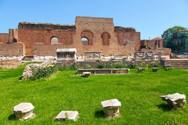 Roma Odeonu, en önemli antik anıt olan Patras 'ın üst kasabasında inşa edilmiştir ve M.S. 160 civarında Antoninus Pius veya Marcus Aurelius döneminde inşa edilmiştir..
