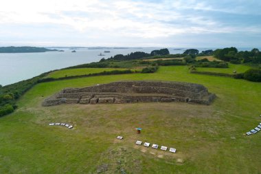 Barnenez Cairn, Britanya 'nın kuzeyindeki Kernlhen yarımadasında yer alan ve Plouezoc' h yakınlarında bulunan Neolitik bir anıttır. M.Ö. 4800 yılına dayanan Neolitik dönemden kalma, ilk megalitik anıtlardan biri olarak kabul ediliyor. 
