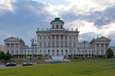 Moskova, Rusya - Temmuz 07 2018: Paşkov Evi, Moskova Kremlin 'in batı duvarına bakan, Mokhovaya ve Vozdvizhenka caddelerinin kesiştiği yere yakın bir tepede bulunan neoklasik bir malikanedir..