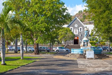 Saint-Paul, La Reunion - 20 Haziran 2017: Aziz Paul Kilisesi 'nin girişindeki meydandaki bakire ve çocuk çeşmesi.