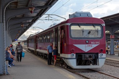 Bükreş, Romanya - 25 Haziran 2018: Bükreş Kuzey İstasyonu 'nda bir RO-TFC DH2 3213 treni.