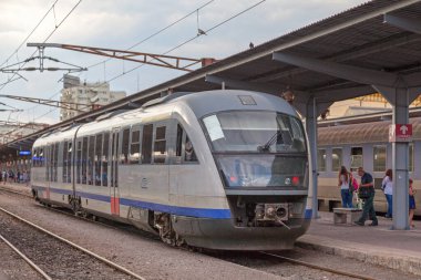 Bükreş, Romanya - 25 Haziran 2018: Bükreş Kuzey İstasyonu 'nda bir CFR Sınıf 96 (Siemens Desiro) treni.
