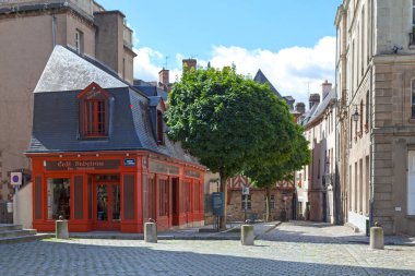 Rennes, Fransa - 30 Temmuz 2017: Saint-Pierre de Rennes Katedrali (Rennes Katedrali) karşısındaki Dames Sokağı).