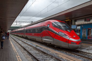 Roma, İtalya - 19 Mart 2018: Roma Terminalinde Frecciarossa. Frecciarossa, İtalyan ulusal tren operatörü Trenitalia 'nın yüksek hızlı bir trenidir ve Le Frecce tren kategorisinin bir üyesidir. Saatte 300 km 'ye kadar (190 mph) hızla çalışır.).
