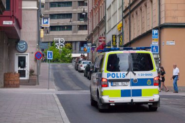 Stockholm, İsveç - 22 Haziran 2019: Şehir merkezinde devriye gezen bir polis aracı.