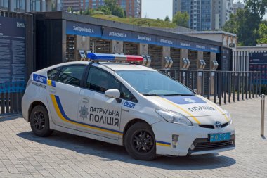 Kiev, Ukrayna - 06 Temmuz 2018: Olimpik Stadyumun önüne park edilmiş devriye arabası.
