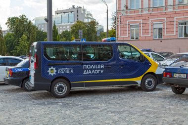 Kiev, Ukrayna - Temmuz 06 2018: Şehir merkezindeki bir polis karakolunun önündeki Polis Diyaloğu Van 'ı.