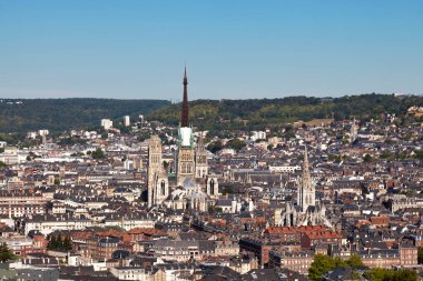 Rouen Katedrali (Fransızca: Cathedrale primatiale Notre-Dame de l 'Assomption de Rouen) ve Saint-Maclou Kilisesi (Fransızca: Eglise katolik Saint-Maclou) Rouen, Fransa.