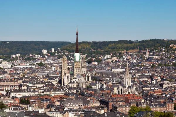stock image Aerial view of Rouen Cathedral (French: Cathedrale primatiale Notre-Dame de l'Assomption de Rouen)  and the church of Saint-Maclou (French: Eglise catholique Saint-Maclou) in Rouen, Normandy, France.