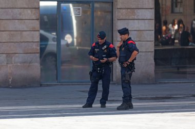 Barselona, İspanya - Haziran 08 2018: Manga polislerinden iki polis memuru (Mossos d 'esquadra).