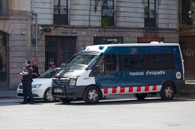 Barselona, İspanya - 08 Haziran 2018: Ekip polislerinden (Mossos d 'esquadra) polis memurları araçlarının yanında.