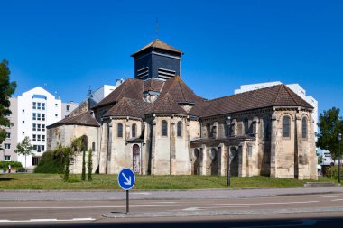 Saint-Dizier, Fransa - 18 Temmuz 2020: Saint-Martin de Gigny Kilisesi, Haute-Marne bölgesinde Saint-Dizier bölgesinde yer alan bir Romanesk kilisesidir.