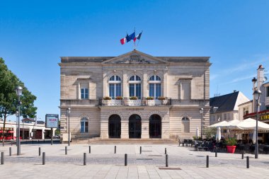Saint-Dizier, Fransa - 25 Haziran 2020: Saint-Dizier Belediye Binası 1863 yılında eski bir kale yerine ayaklıklar üzerine inşa edilmiştir.