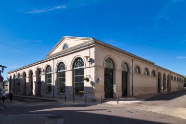 Verdun, Fransa - 24 Haziran 2020: Kapalı pazar Sainte-Vanne ve Meuse nehirlerinin köşesindeki katedralin altında yer almaktadır..