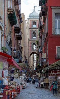 Napoli, İtalya - 19 Mart 2018 Via S. Gregorio Armeno 'nun üzerindeki San Gregorio Armeno çan kulesi.