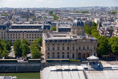 Paris, Fransa - 07 Temmuz 2017: Arkası Ile de la Cite 'deki Ticaret Mahkemesi, Polis Bölgesi, Paris-Sorbonne Üniversitesi ve Paris Gözlemevi ve önde de Ville Tiyatrosu' nun çatısı.