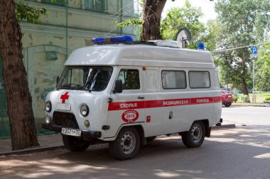 Omsk, Rusya - 19 Temmuz 2018: Ambulans sokağa park edildi.