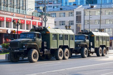 Yekaterinburg, Rusya - 15 Temmuz 2018: Askerler Ephesus Kilisesi 'nin dışında bir konserde çalarken sokağa park etmiş iki ordu kamyonu (Greater Chrysostom).