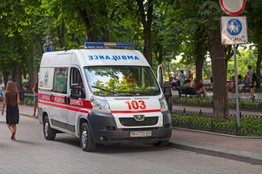 Odessa, Ukrayna - 28 Haziran 2018: Ambulans Odessa Belediye Binası yakınlarındaki eski kasabaya park etti.