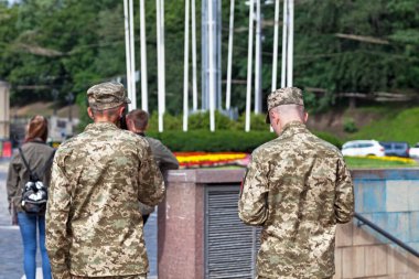 Kiev, Ukrayna - 3 Temmuz 2018: Sokakta yürüyen iki genç asker.