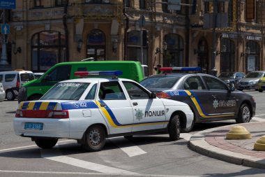 Kiev, Ukrayna - Temmuz 06 2018: Şehir merkezine park edilmiş iki polis arabası.