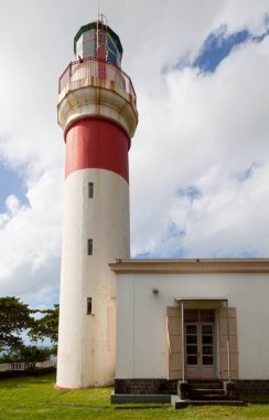 Sainte-Suzanne deniz feneri Reunion Adası bayrağıyla uçurumun tepesinde..