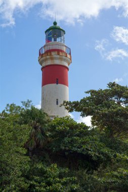 Sainte-Suzanne deniz feneri Reunion Adası bayrağıyla uçurumun tepesinde..