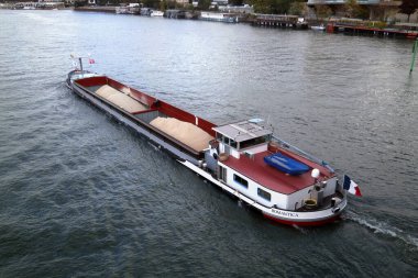Boulogne-Billancourt, Ekim 03 2017: Seine Nehri 'nde yol alan bir kum kargosuyla dolu bir mavna..
